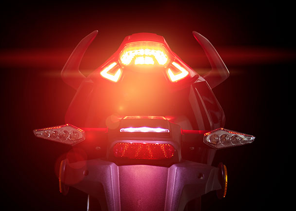 LANTERNA TRASEIRA EM LED, EM FORMA DE A